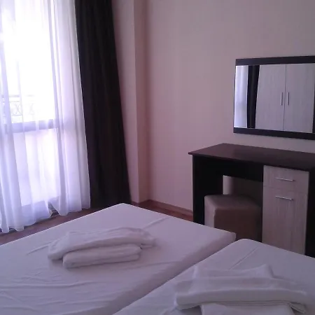 Seasons 3 Apart Otel 2*