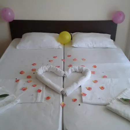Seasons 3 Apart Otel 2*