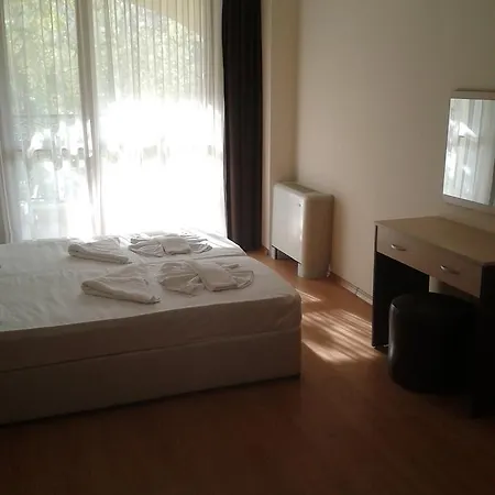 Seasons 3 Aparthotel 2*