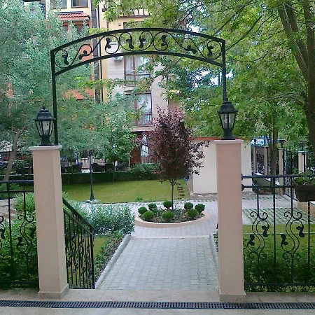 Seasons 3 Aparthotel 2*